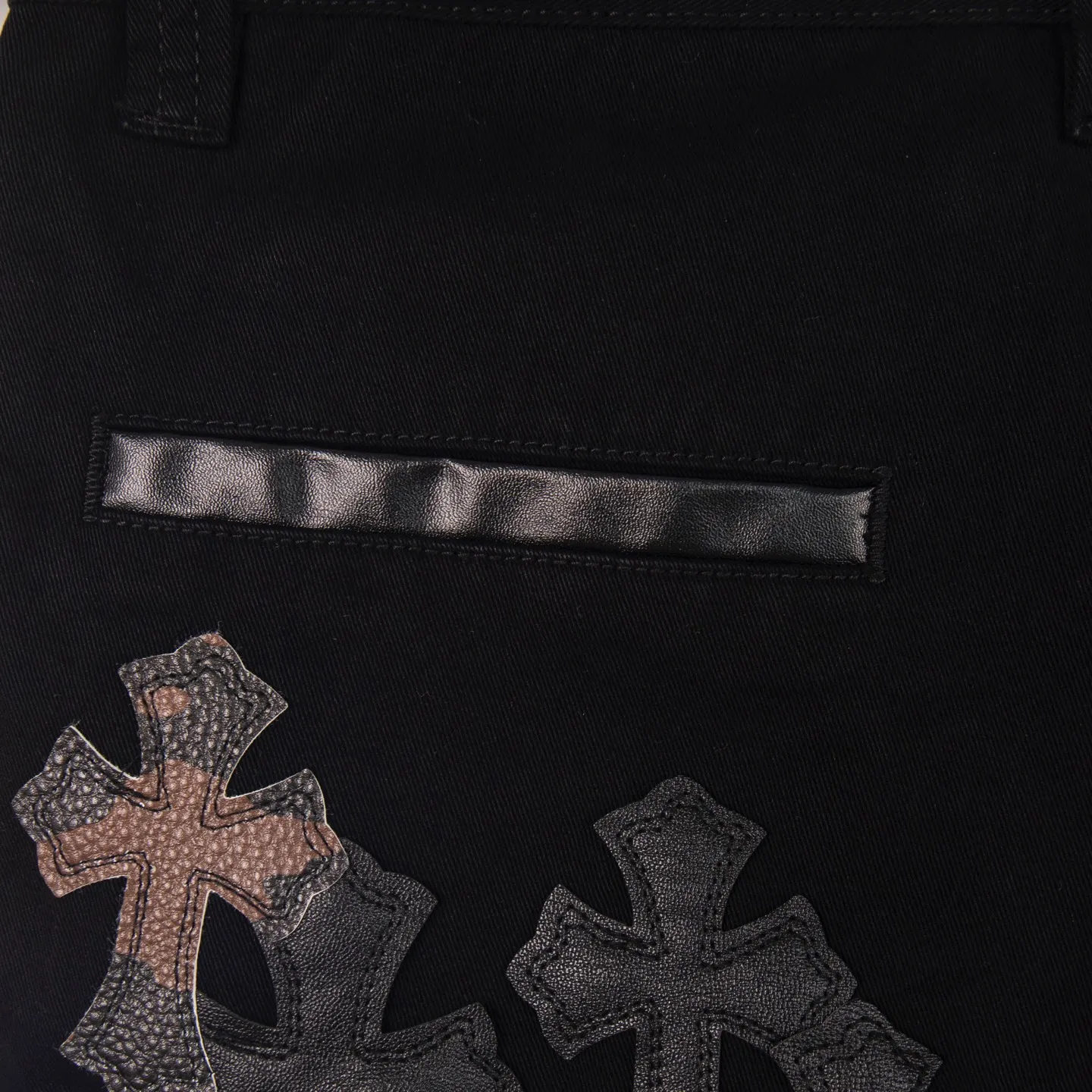 P260 Chrome Hearts丨Chrome Hearts Black and Brown Camouflage Cross Patched Leather Jeans - Full of exploring the ultimate in fashion, Chrome Hearts' new Chrome Hearts pants cleverly integrate camouflage crosses, camouflage crosses and other elements to break traditional boundaries. Mattyboy's clever fusion of overalls and khaki jeans, the same style, brings endless matching inspiration to fashionistas! Whether it is daily wear or a trendy try, these pants can bring you an excellent fashion experience. Style number: 1753# Color: casual black Size: 28 30 32 34
